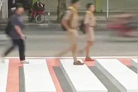 醒目！“悬浮”3D斑马线 出行更安全视频封面