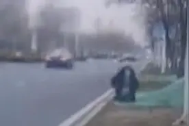 又一起！女孩路边等车掉进一米多深坑里 网友：走着走着就不见了视频封面