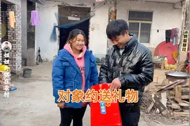 相亲对象见完家长第4天，就约小伙送礼物，小伙高兴的要抱姑娘视频封面