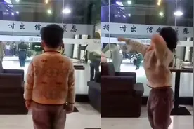 神同步！小男孩等姐姐时在舞蹈室外跳舞，网友：这绝对是自学成才视频封面