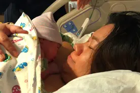 实录新生儿宝宝和妈妈的第一次拥抱，人世间的所谓幸福不过如此！视频封面