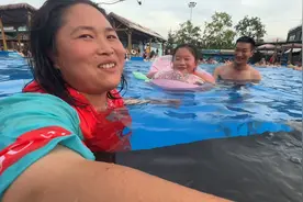 胖妹带女儿长见识，芜湖方特乐园一日游，母女2人边逛边吃好过瘾视频封面