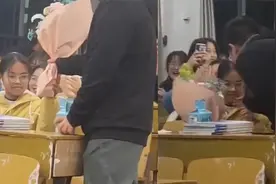 男生课堂捧花向女孩表白，在起哄声中挑下巴亲吻，同学们反应激烈视频封面