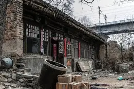 独自一人回到老家后，把荒废三十年的旧宅，改造翻建成豪华大洋房视频封面
