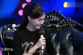 王自健模仿唐嫣杂志封面，唐嫣递了个道具把他熏坏了，简直笑喷视频封面