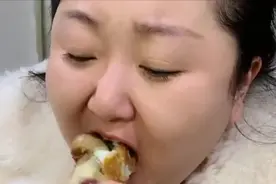 胖姐刚炖好的大骨头，上面的肉筋吃着可烂糊了，这么吃能不胖吗视频封面