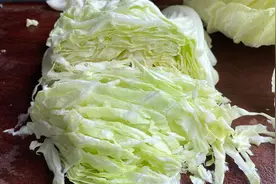 包菜不炒不凉拌，没想到做成包子馅儿这么好吃，出锅一笼一会光盘视频封面