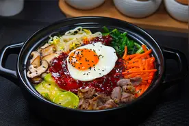 在家也能做出喷香诱人的韩式石锅拌饭，料足味美，比买的还好吃视频封面
