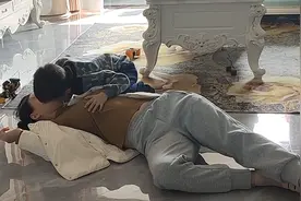 妈妈假装晕倒偷拍儿子反应，孩子吓到边哭边急救，一句话破防了视频封面