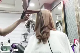 发型师怎样用夹板来做卷发造型，来，这里教你视频封面