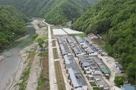 实拍秦岭大山里的安置房，像独栋联排别墅，贫困户1万元可买一套视频封面