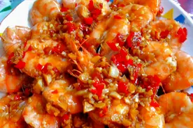 自己动手在家做烤虾，浇上秘制的蒜蓉汁，鲜香味美，香气四溢