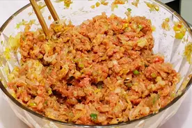 爱吃酸菜饺子不会调馅？教你正宗做法，鲜美多汁不油腻，太香了视频封面