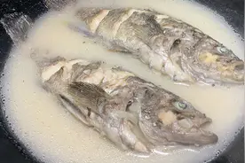 炖鱼汤时，用冷水还是热水？都错啦，厨娘教你正确做法，太香了