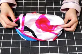 用了这么多年丝巾才知道，原来它除了围在脖子上，还有这两种用法