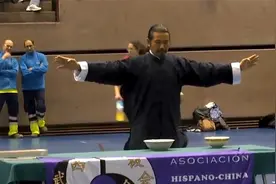 武当道长现场表演内功，遭全场老外嘲笑，十几秒后全场老外看傻眼