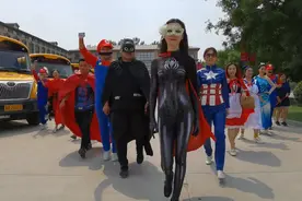 河南一学校老师cosplay动漫人物餐厅打饭，学生为多看两眼猛吃饭视频封面