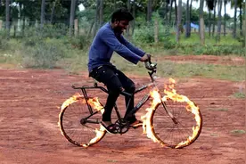 山寨版“恶灵骑士”摩托车长啥样？印度小哥亲测，画面太美不敢看视频封面