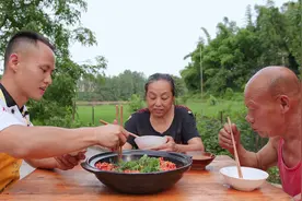 厨师长一道剁椒鱼头俘获四伯的胃，笑称你会做我会吃，天生一对视频封面