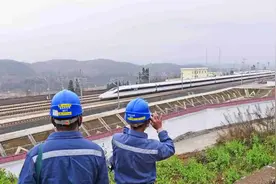 高铁时速达350公里，那如何给它供电？不用担心，中国自有妙招视频封面