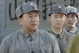 影视：国军看不起彭总，故意不脱手套和他握手，下秒彭总太霸气视频封面