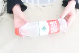 衣服褶皱不好看，没有熨斗不要慌，一个塑料瓶轻松解决问题！视频封面