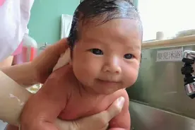 超可爱的新生儿宝宝洗澡大合集，好想挨个捏捏他们的小胖脸！视频封面