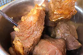 我家拿手的卤牛肉，只用4样料，味道不输卤肉店，做法还很简单视频封面