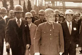 1978年，国务院决定引进日本技术建设宝钢，小平同志亲自出马