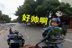 小朋友看到机车是什么反应，那眼神绝了！视频封面
