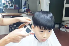 8岁小男孩，发型这样剪，你看帅不帅？视频封面