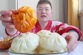做个肉汁饱满的大包子，标配一个辣椒醋水，吃得那叫一个嗨