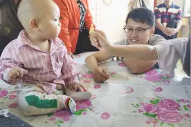 小叔小婶订婚日，宝宝也来捧个场，人见人爱成了焦点视频封面