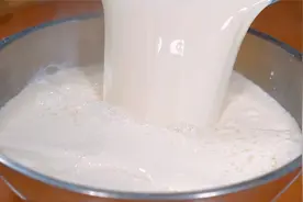 豆浆中淋入普通液体，瞬间变豆腐，不用白醋内脂，简单好吃无腥味