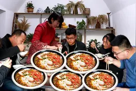 冬天也爱吃凉粉，春姐教你正宗荞麦凉粉做法，每人吃3碗太过瘾了视频封面