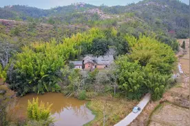 广东深山百年老宅，主人带儿女移居加拿大，再也没回来过视频封面