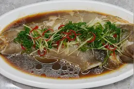 这才是清蒸鱼的正确做法，千万不要放盐和料酒，鱼肉鲜嫩没腥味