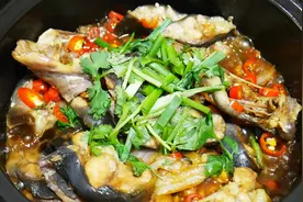大厨教你砂锅鱼鲶鱼的做法，不加一滴水，出锅时鱼香味浓，真好吃视频封面