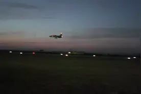 空军石家庄飞行学院：飞行学员首次夜航单飞训练视频封面