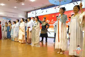 29位高三老师穿汉服表演为高三生鼓劲加油视频封面