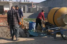 农村做地坪请来亲戚齐上阵，这样做出来的地坪真省钱，会结实吗视频封面