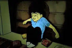 小孩看到用嘴叼着伞的女人后当天就被关进仓库里整整一晚......视频封面