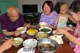 大同人最爱吃的美食，鸡蛋碰糕配上爽口凉拌苦菜，真香