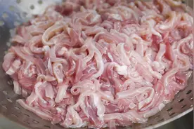 饭店炒肉丝为什么滑嫩？厨师长详解上浆滑油技巧，方法太简单了