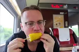 外国人体验中国外卖系列，连高铁上都能点外卖：世界的第九奇迹！