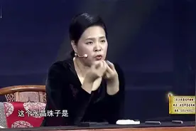 天下寻宝：老先生带来水晶手串，专家都想收藏，一颗都价值不菲视频封面