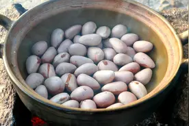 吃完菠萝蜜的果核不要扔，过一下焦糖，好吃到不得了