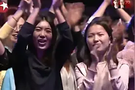 58岁阿姨表演绝活动作麻利，现场掌声尖叫声不断！台下观众嗨翻了视频封面