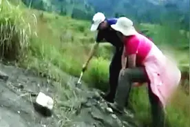 神秘大脚印来历成谜，有人猜是野人所留，还有人推测是古生物化石