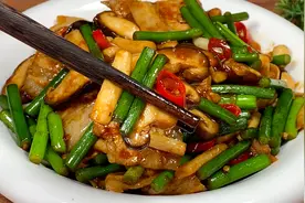 万万没想到，香菇跟它一起炒简直是绝配，好吃又下饭，真解馋视频封面